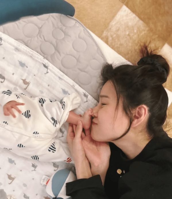 初生宝宝小脚丫有毒 34岁女星磨蹭被毁容