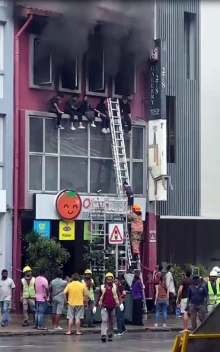 **即时国际**国:狮城教育中心大火客工接力救 1童不幸亡19人伤