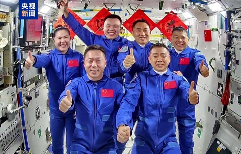 历史一刻!两个神舟太空人乘组天宫会师拍摄“全家福”