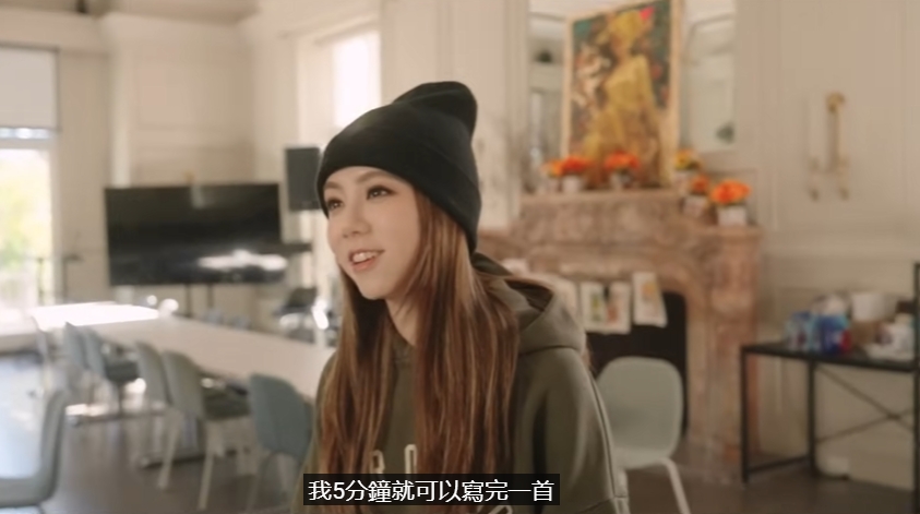 参观矽谷试听AI歌曲 邓紫棋自认写得更好