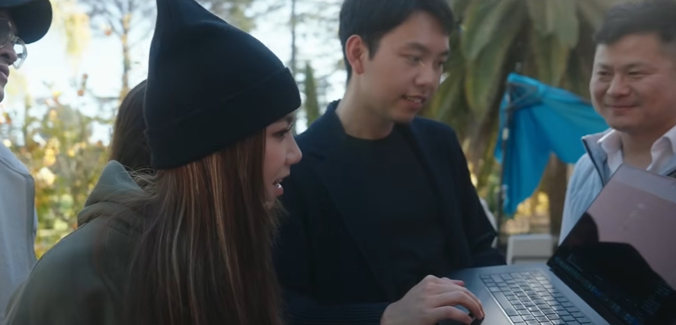 参观矽谷试听AI歌曲 邓紫棋自认写得更好