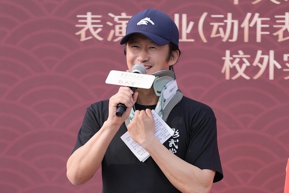 吴京出翻车意外 亲曝颈部伤势