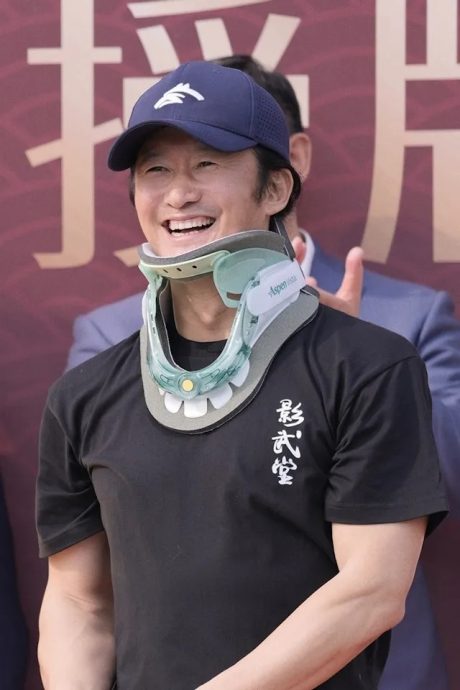 吴京出翻车意外 亲曝颈部伤势