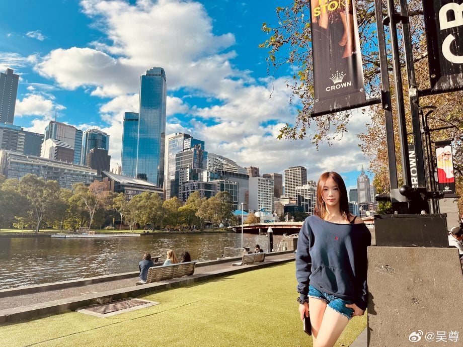 吴尊举家游澳晒超高颜值　14岁女儿像足锺嘉欣