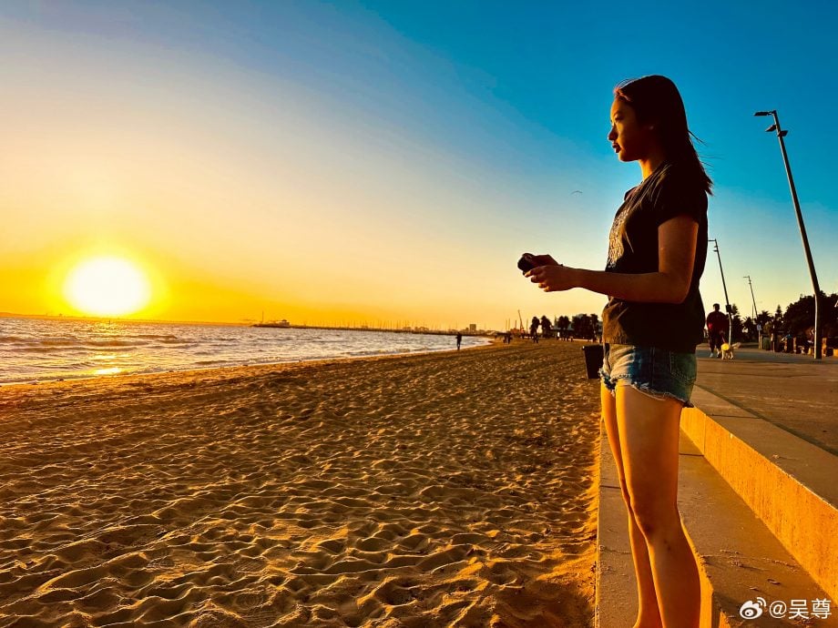 吴尊举家游澳晒超高颜值　14岁女儿像足锺嘉欣