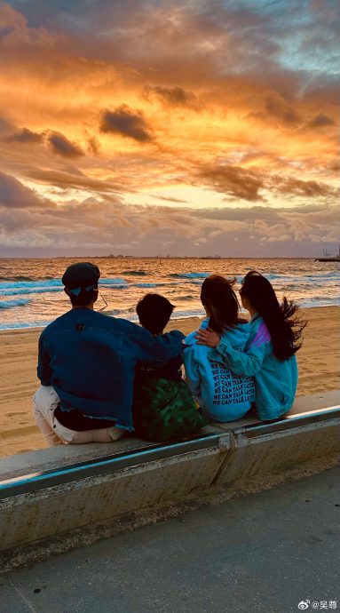 吴尊举家游澳晒超高颜值　14岁女儿像足锺嘉欣