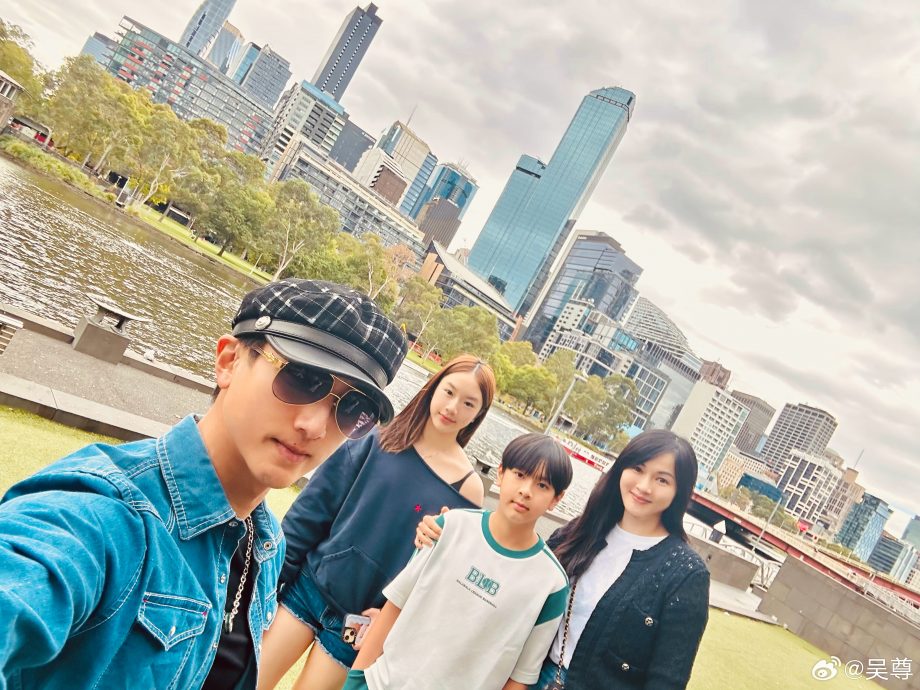 吴尊举家游澳晒超高颜值　14岁女儿像足锺嘉欣