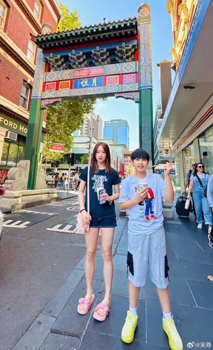 吴尊举家游澳晒超高颜值　14岁女儿像足锺嘉欣