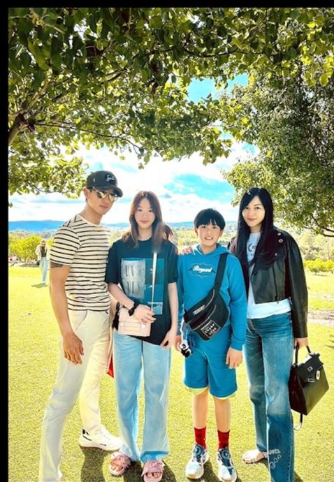 吴尊举家游澳晒超高颜值　14岁女儿像足锺嘉欣