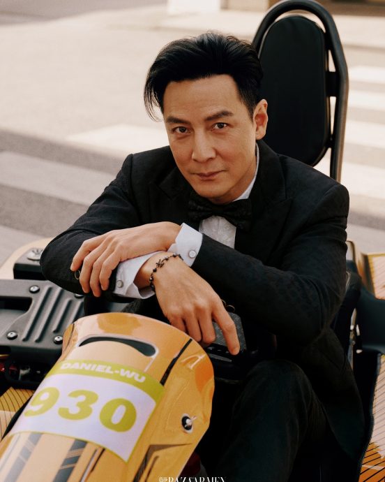 吴彦祖贴男厕标语 狠嘲特朗普关税政策