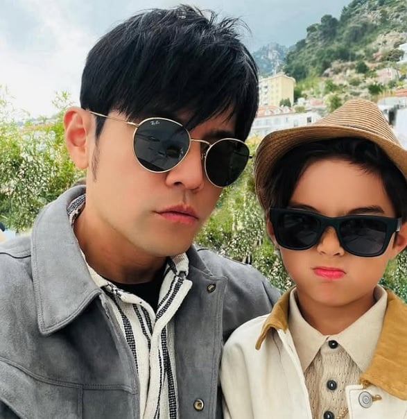 周杰伦罕晒儿子正脸照 父子戴墨镜帅气同框