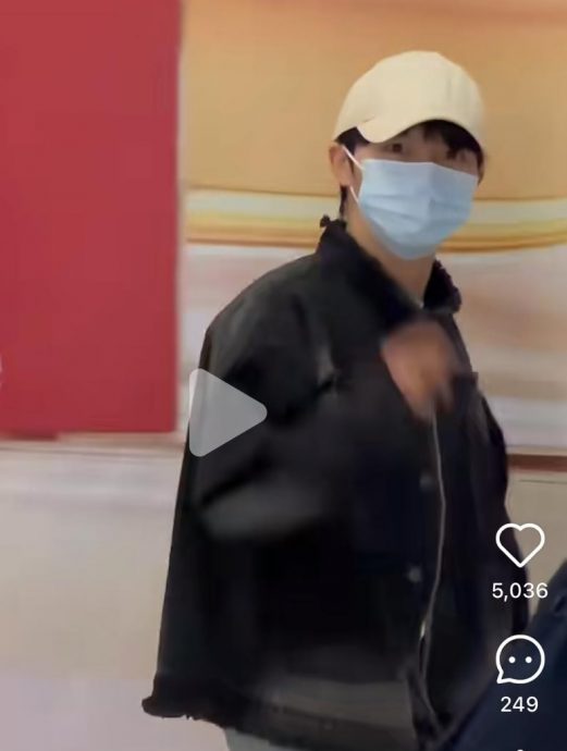 周深本周末大马开唱 现身机场亲民挥手致谢