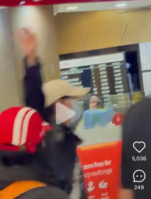 周深本周末大马开唱 现身机场亲民挥手致谢