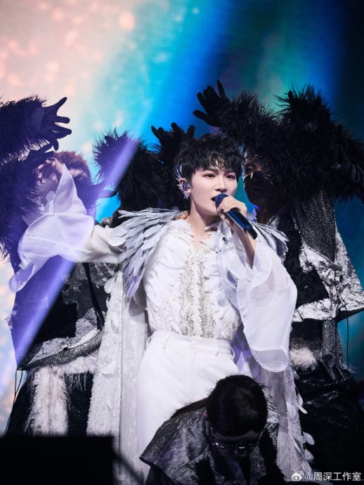 周深本周末大马开唱 现身机场亲民挥手致谢