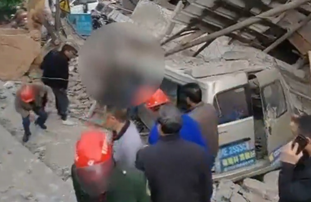 四川一超载货车失控撞民房 酿5死8伤