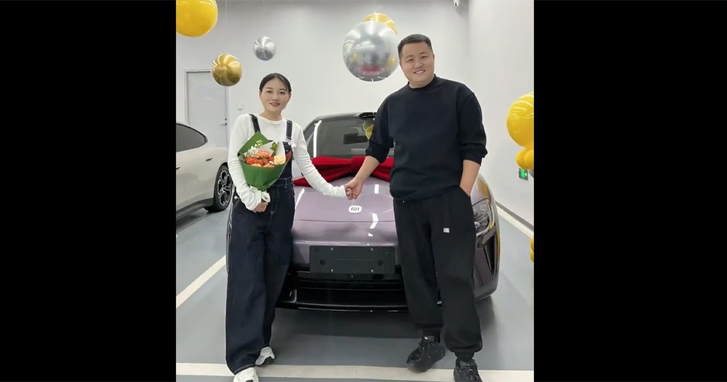 坠崖SU7损毁全家无恙 车主今再购SU7 Max