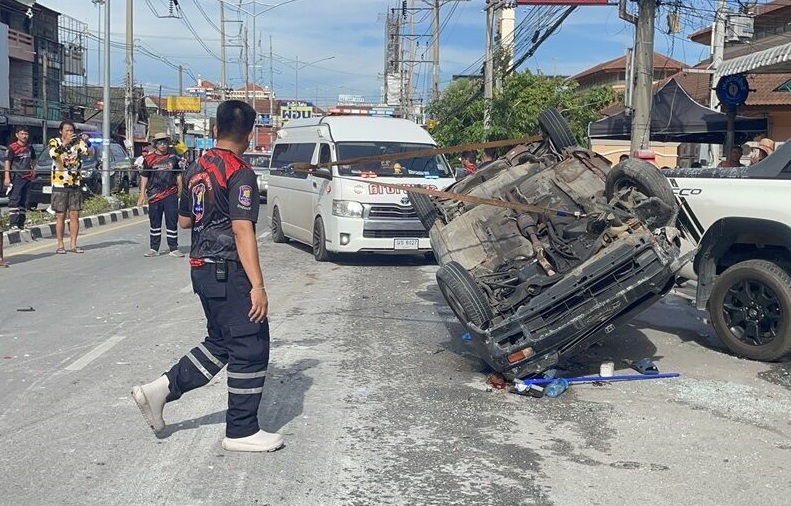 外国游客疑醉驾 开车冲撞泼水节人群致8伤