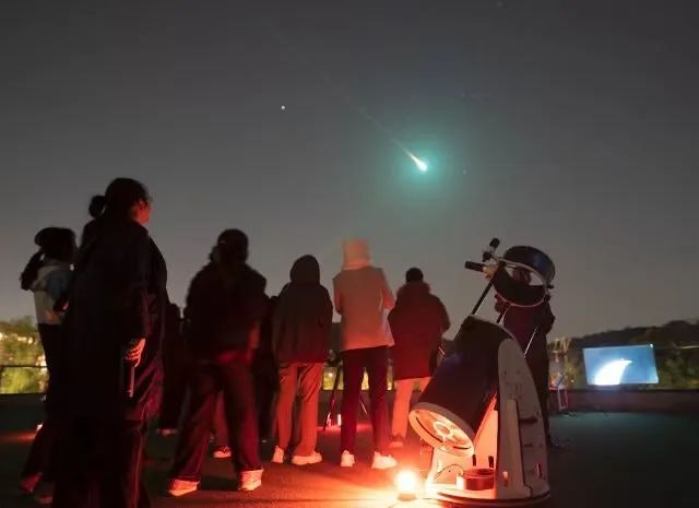 夜空惊现蓝绿色“火球”!上海江苏多地民众直击 专家称并不常见