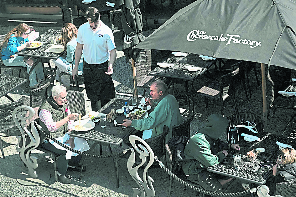 天下事主文)关税前景不明 民众勒紧裤带  美企纷下修财测