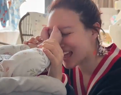 女星闻婴儿脚 眼睛肿到睁不开