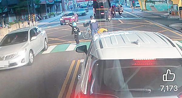 学生站斑马线举手30秒 10车路过全不停