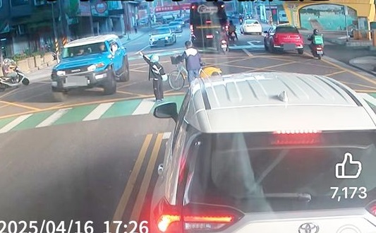 学生站斑马线举手30秒 10车路过全不停