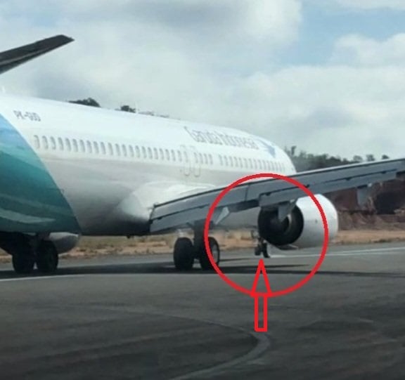 客机降陆轮胎飞脱 乘客目睹大吃一惊