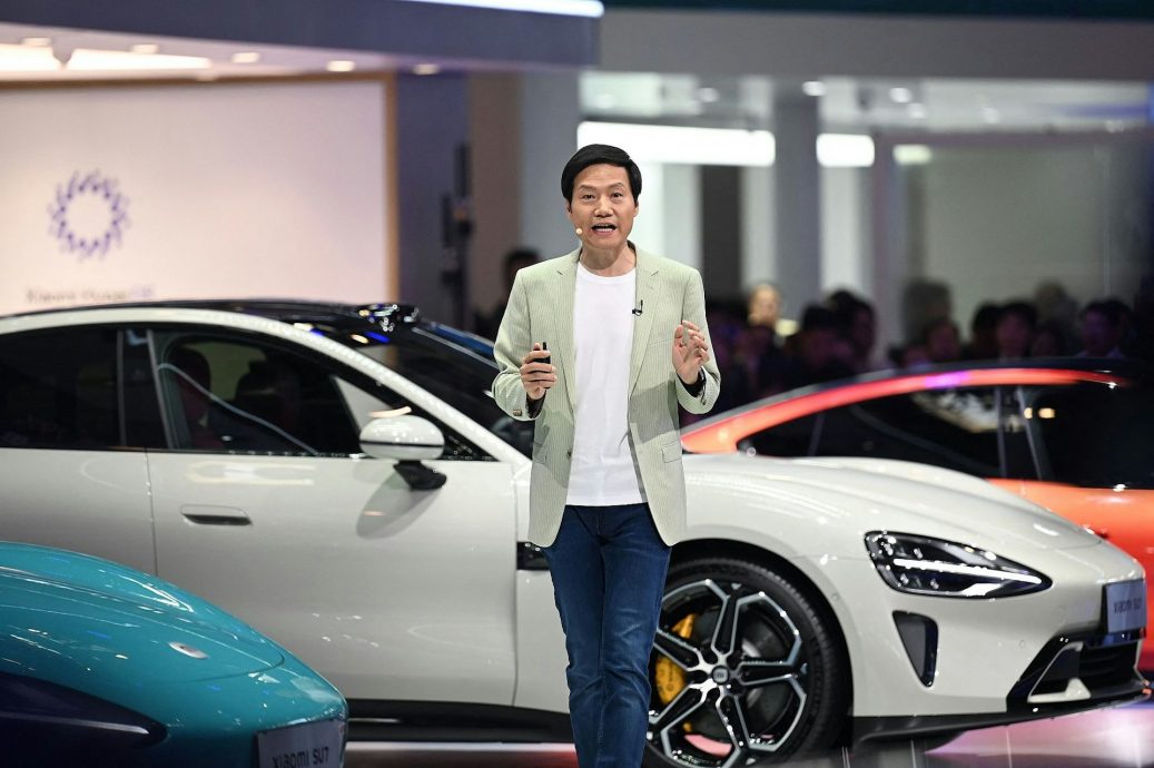 小米SU7爆燃3女大生开不了门惨死 雷军沉默3天回应“不会回避”