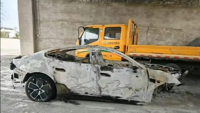 小米SU7爆燃3女大生开不了门惨死 雷军沉默3天回应“不会回避”