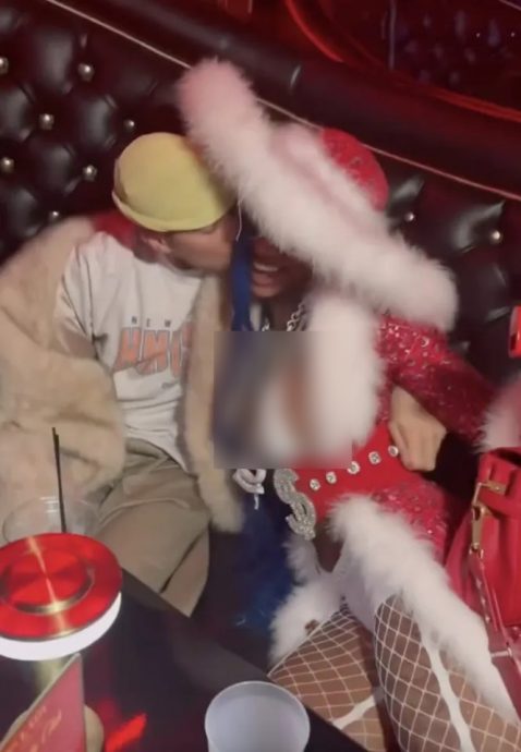 小贾背妻亲吻女歌手挨轰 科切拉半裸诡异扭动惹议