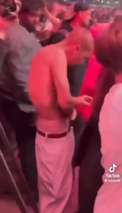 小贾背妻亲吻女歌手挨轰 科切拉半裸诡异扭动惹议