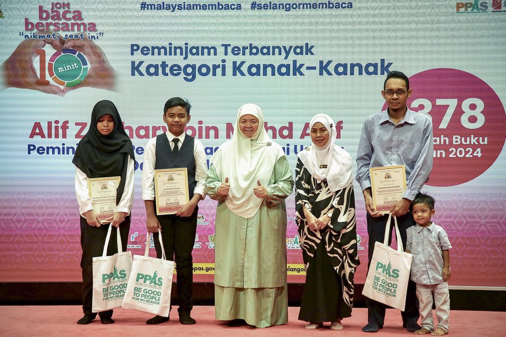 已上网∕暖势力/13岁少年一年借1378本书 成雪州最勤“书虫” 