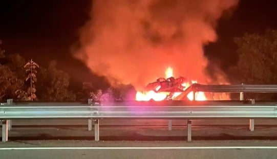 已審(大北馬)一輛轎車在南北大道失控撞向分界堤後起火,司機當場被燒死。
