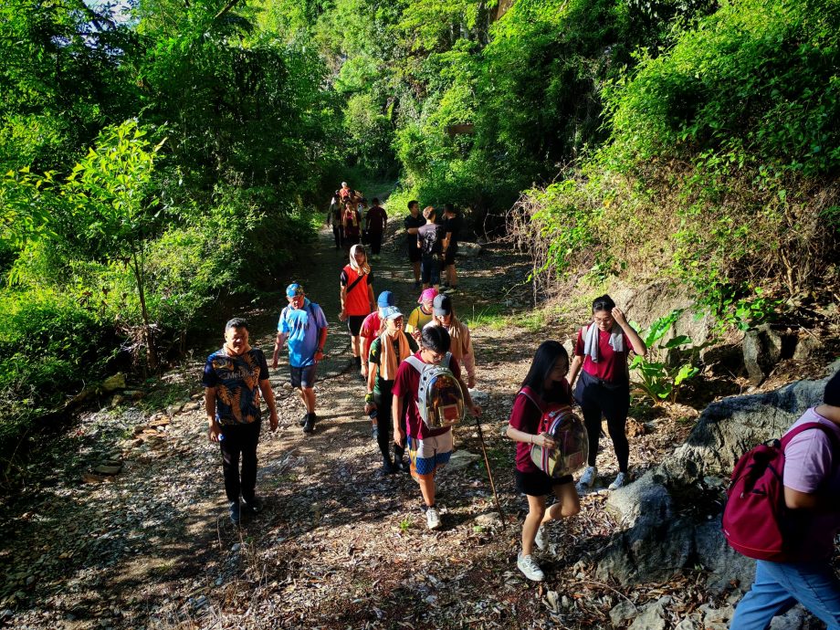 已审（大北马）吉打天后宫首办“妈祖巡山”活动，吸引约50人与4尊神明一同登上吉北象屿山。