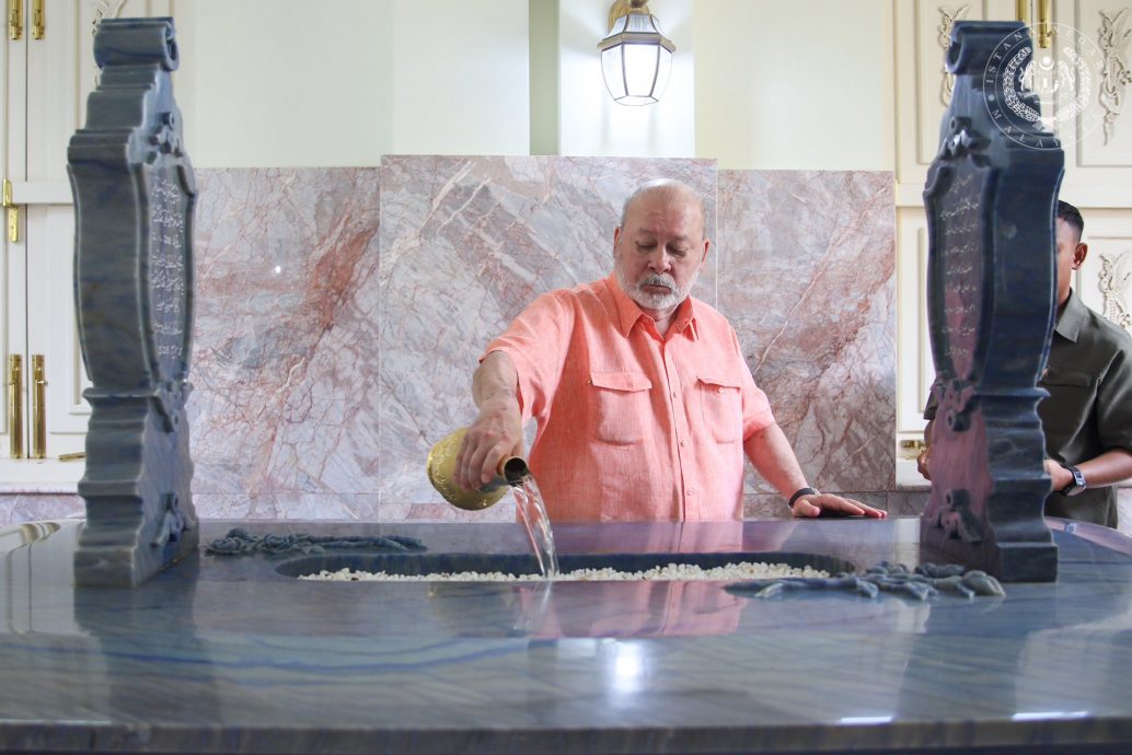 已签发 全国:国家元首苏丹依布拉欣陛下到王家陵墓凭吊