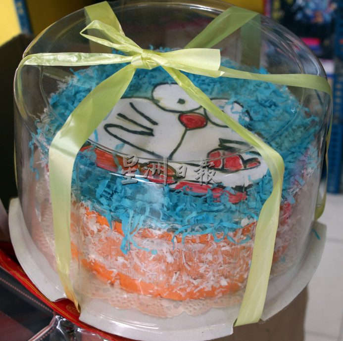 星角摄:神料店人群熙攘 清明祭祖传达对先人敬仰与缅怀