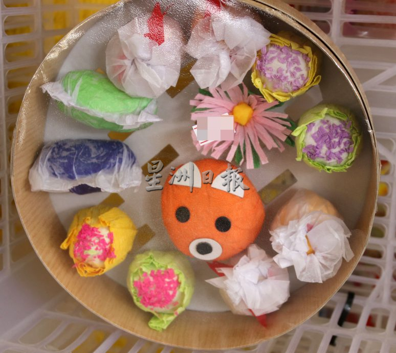 星角摄:神料店人群熙攘 清明祭祖传达对先人敬仰与缅怀