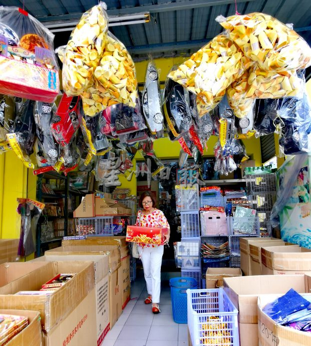 星角摄:神料店人群熙攘 清明祭祖传达对先人敬仰与缅怀