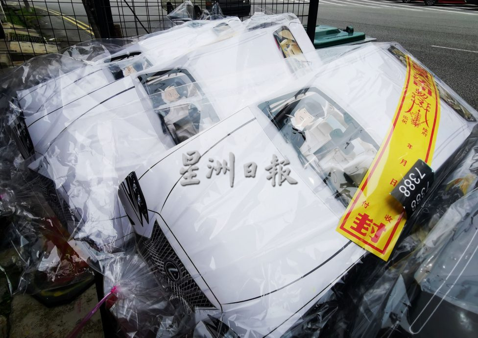 星角摄:神料店人群熙攘 清明祭祖传达对先人敬仰与缅怀