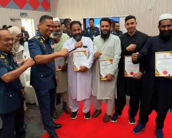 布特拉高原气爆|视频|消拯局颁表扬状 5英勇巴基斯坦男再获嘉许