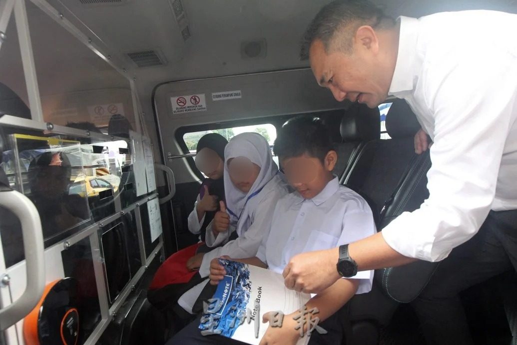 布特拉高原气爆｜黄思汉陪同受灾学生搭乘电召客货车