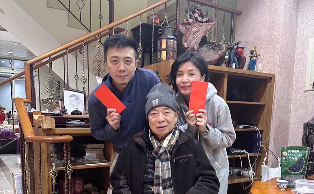 廖峻儿控“父亲手机被拿走”怒报警 经纪人反呛:放错重点