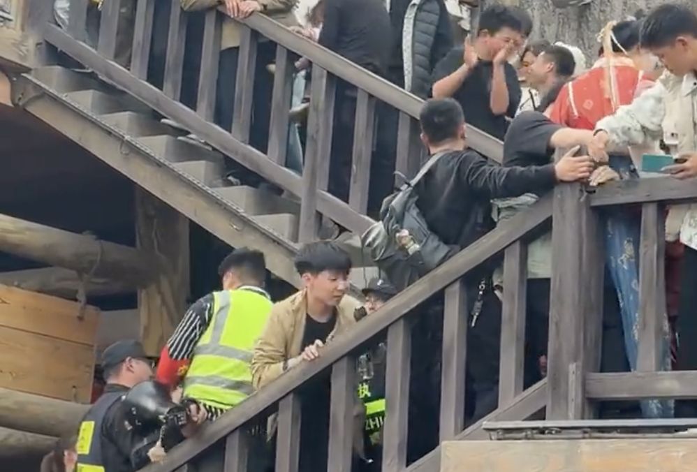 开封景区千人聚集怒喊退票 游客大打出手