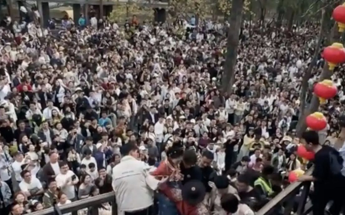 开封景区千人聚集怒喊退票 游客大打出手