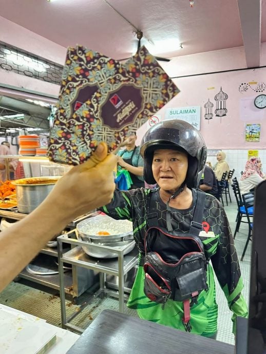 开斋节暖举! 华裔女送餐员派青包给餐厅员工