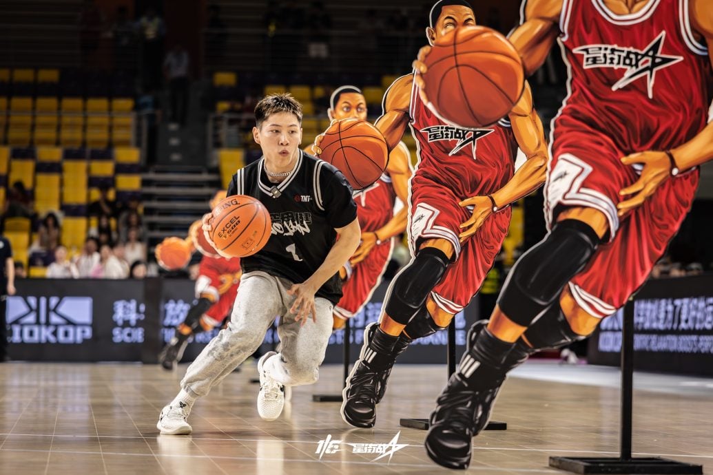 德里克罗斯中国行篮球技巧赛 小健勇夺冠军为国争光