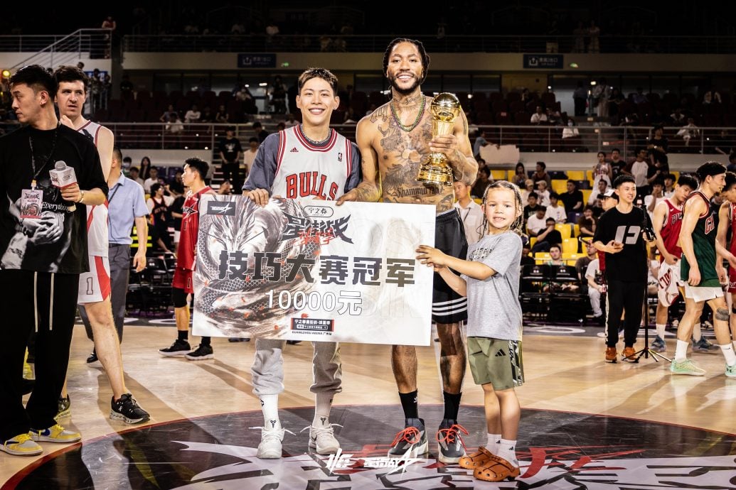 德里克罗斯中国行篮球技巧赛 小健勇夺冠军为国争光