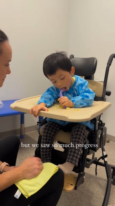 患天使症治疗效果理想 何雁诗儿子能上学了