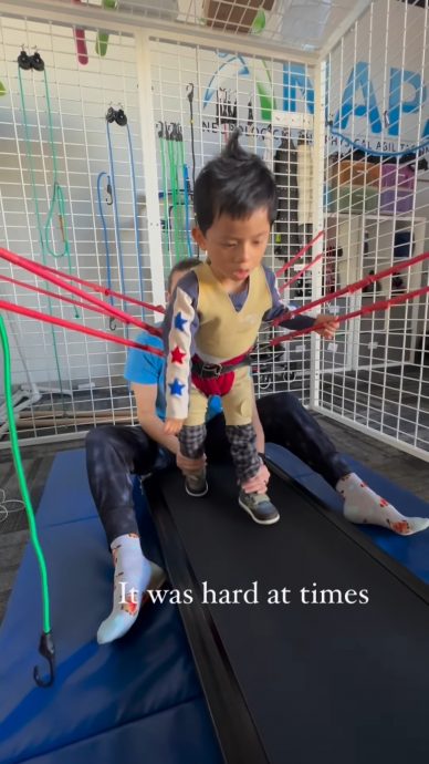 患天使症治疗效果理想 何雁诗儿子能上学了