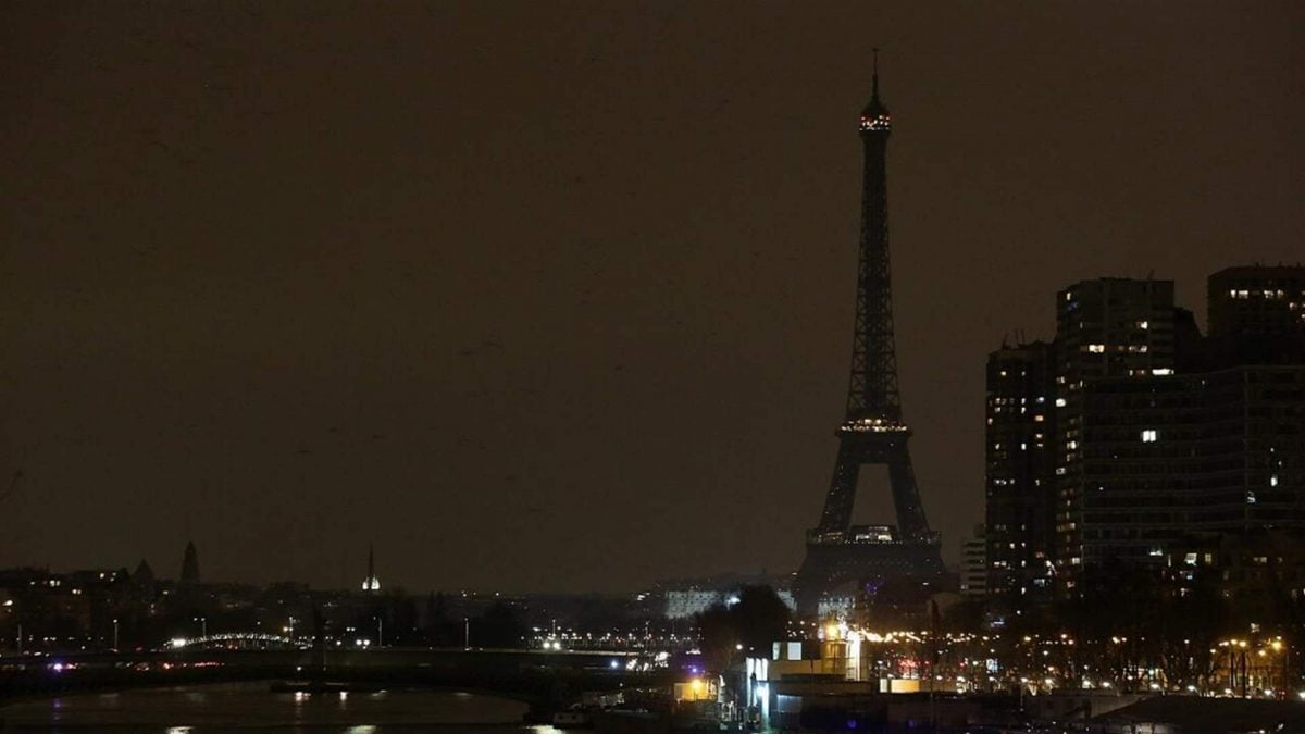 悼念教宗 巴黎圣母院鸣钟 埃菲尔铁塔将熄灯